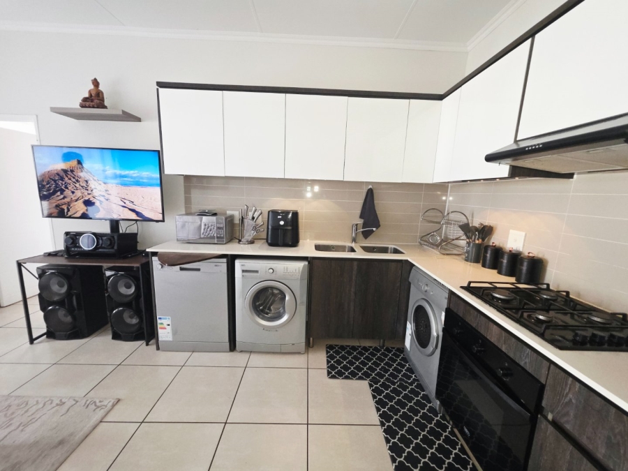 To Let 1 Bedroom Property for Rent in Parklands Western Cape